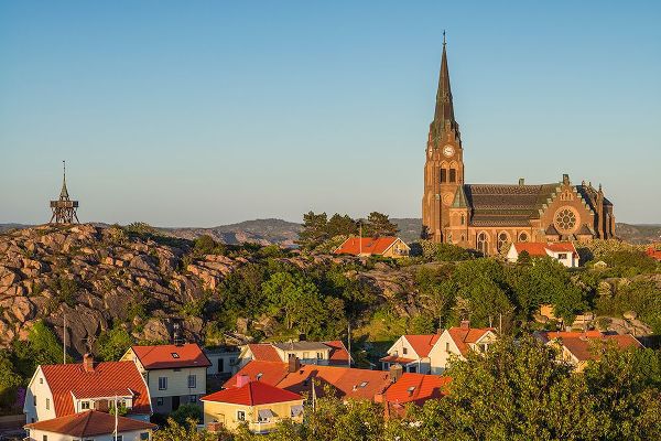 Bibikow, Walter 아티스트의 Sweden-Bohuslan-Lysekil-high angle view of the Lysekil church-sunset작품입니다.